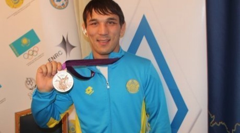 Akzhurek Tanatarov posing with his boronze medal. ©Vesti.kz