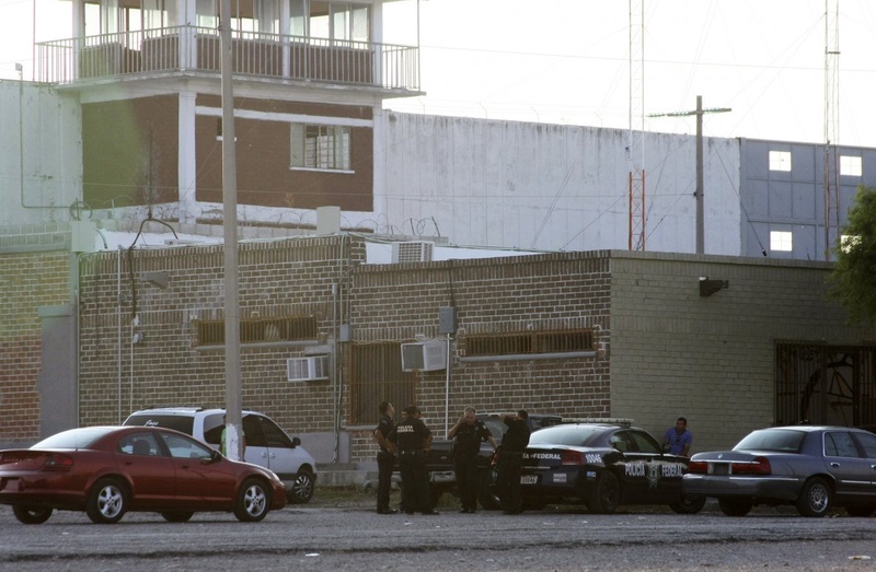 Police officers stand outside the jail after the escape of more than 130 inmates.  ©REUTERS