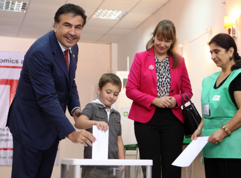 Georgia's President Mikheil Saakashvili (L) helps his son Nikoloz to cast a ballot. ©RIA Novosti
