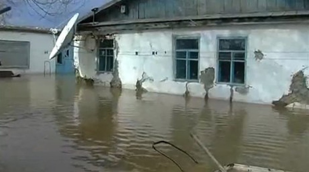 Flooded houses in Kostangeldy microregion. Snapshot from YouTube video