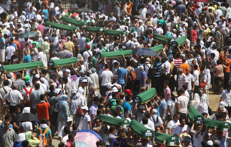 The bodies of 520 recently identified victims of the Srebrenica massacr is buried on July 11. ©REUTERS 