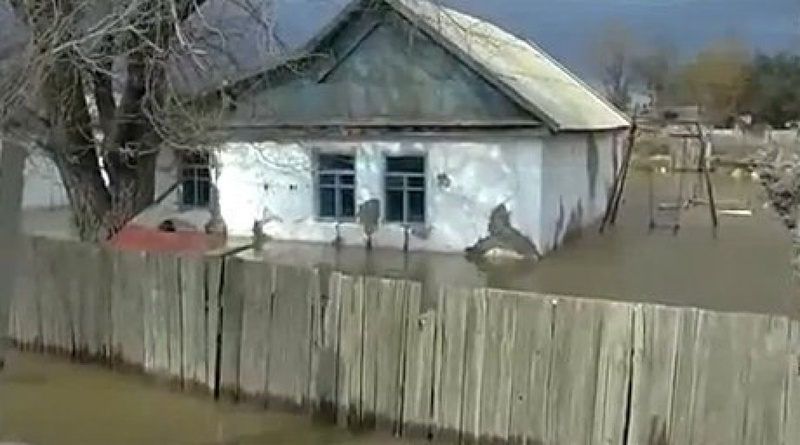 Flooded houses in Kostangeldy microregion. Snapshot from YouTube video
