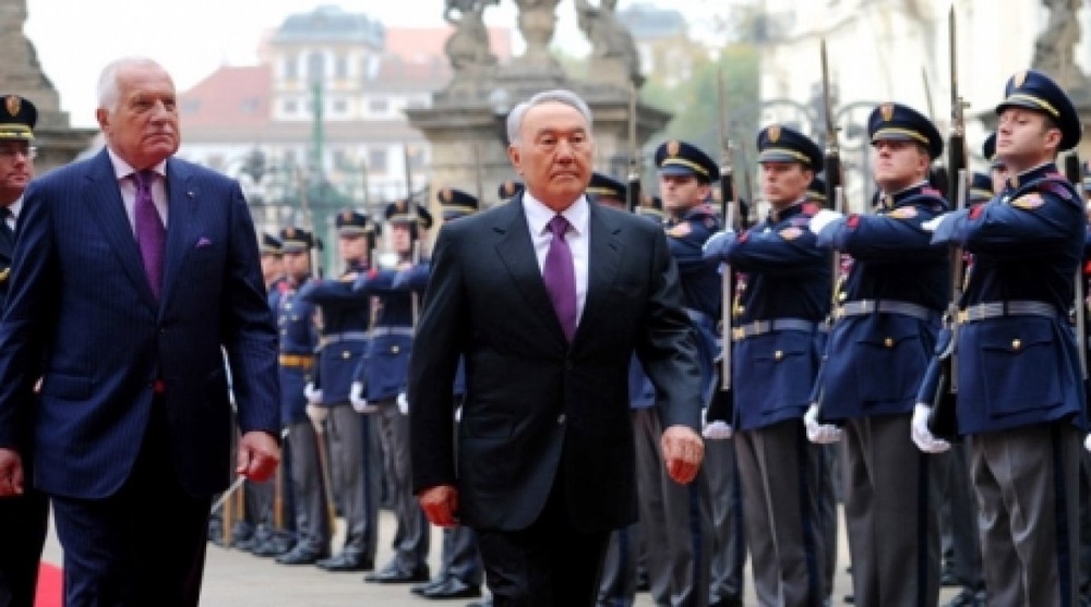 Kazakhstan President Nursultan Nazarbayev (R) and President of the Czech Republic Vaclav Klaus (L)