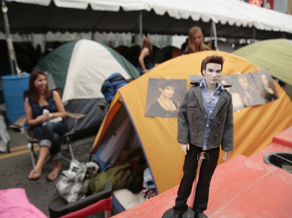 Fans begin camping out at the Nokia Theater. ©REUTERS 