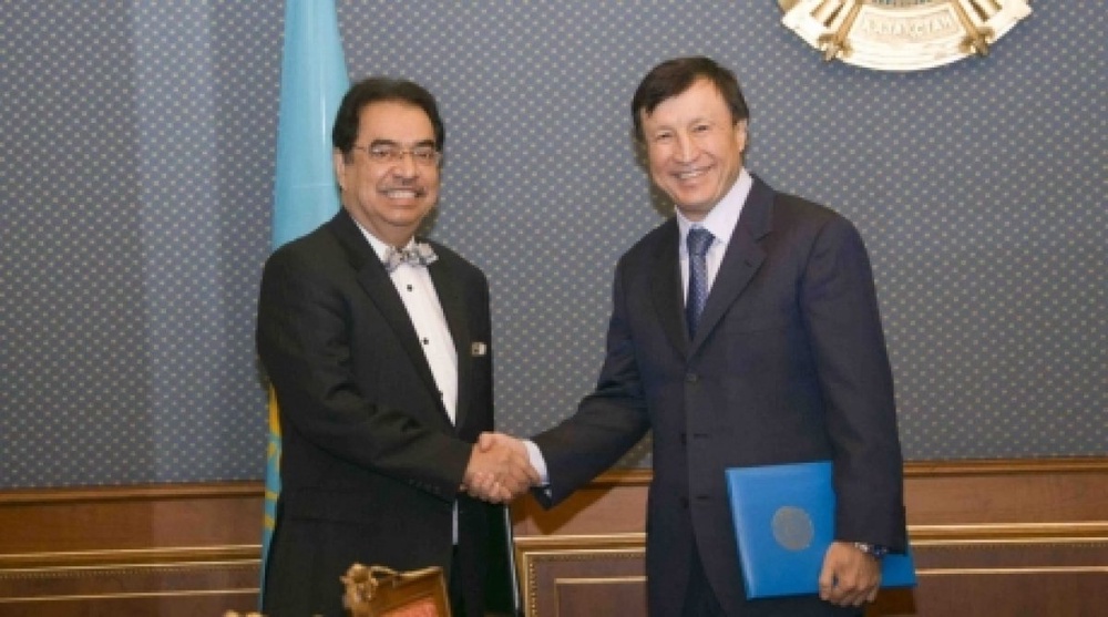 Kazakhstan Defense Minister Adilbek Dzhaksybekov (R) and Ambassador Extraordinary and Plenipotentiary of Pakistan to Kazakhstan Mohammad Akhtar Tufail (L). Photo by yermek Sarbassov©