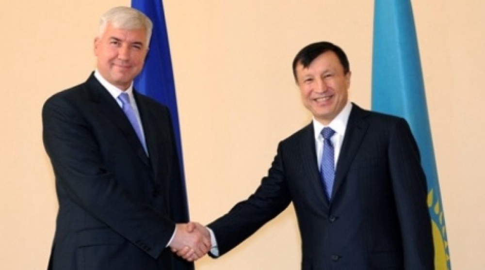 Kazakhstan Defense Minister Adilbek Dzhaksybekov (R) and Defense Minister of Ukraine Dmitry Salamatin (L). Photo by Yermek Sarbassov©