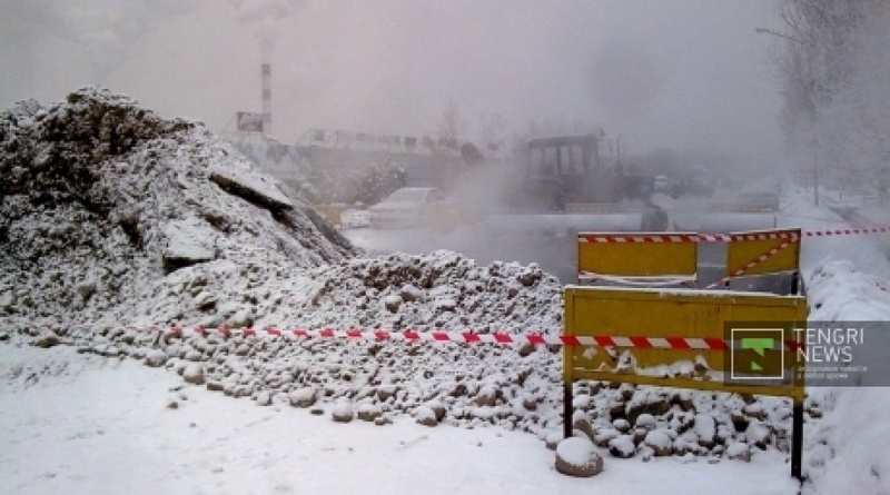 Blowout of heating pipeline in Almaty. Photo by Alisher Akhmetov©