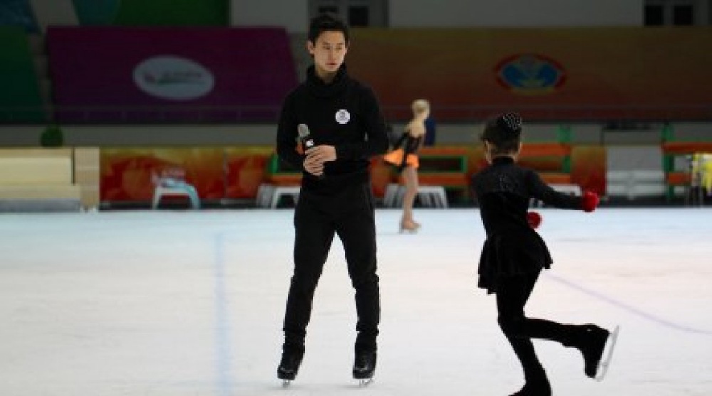 Denis Ten shared his skating tricks with young athletes. ©tengrinews.kz