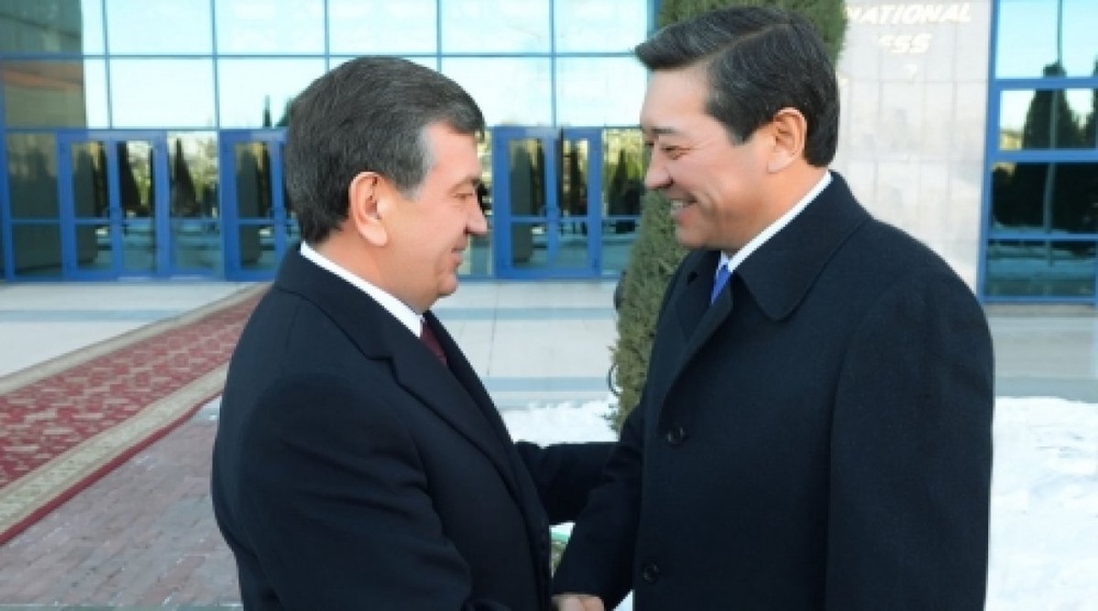 Kazakhstan Prime-Minister Serik Akhmetov met with Uzbekistan Prime-Minister Savkat Mirziyeyev. ©premierminister.kz