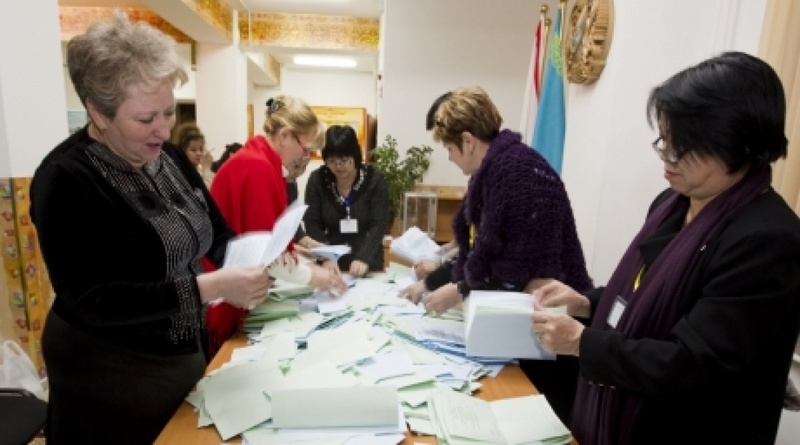 Counting votes. ©REUTERS/Shamil Zhumatov