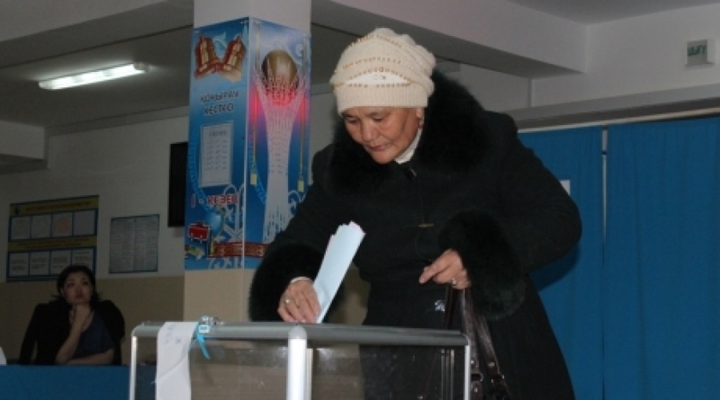 Voting in Zhanaozen. Photo by  Renat Tashkinbayev©