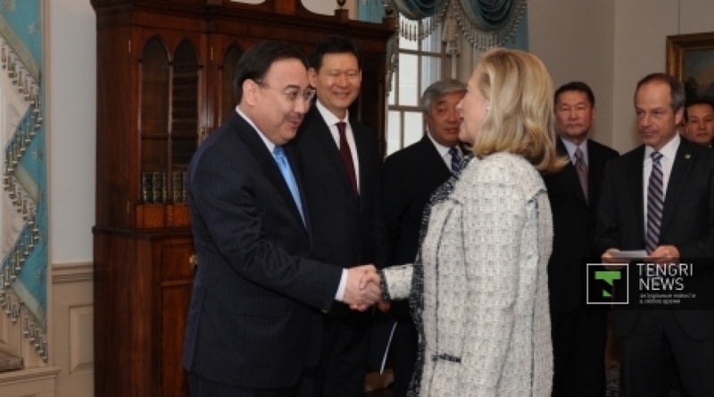 Kazykhanov and Clinton shaking hands