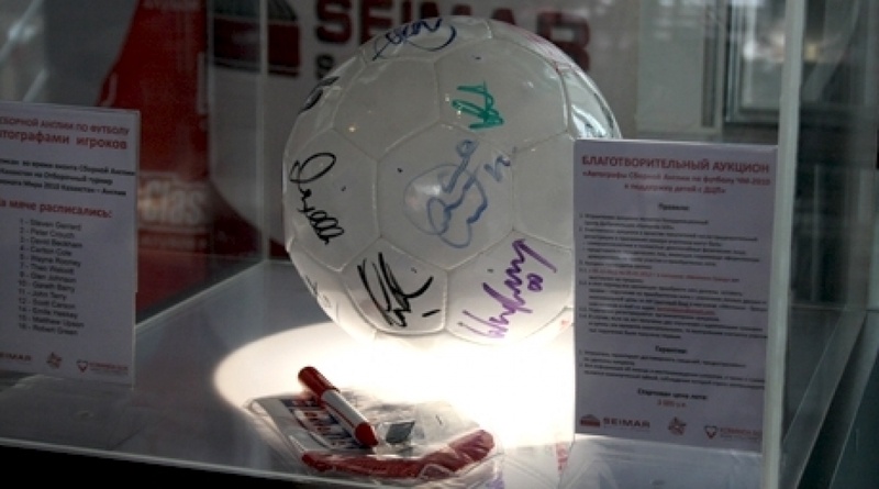 David Beckham signed on the ball that was set out for an auction in Almaty. ©Aizhan Tugelbayeva