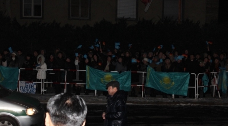 Tens of Bolashak students arrived in Berlin from different European countries to greet Nursultan Nazarbayev. Photo by Renat Tashkinbayev©