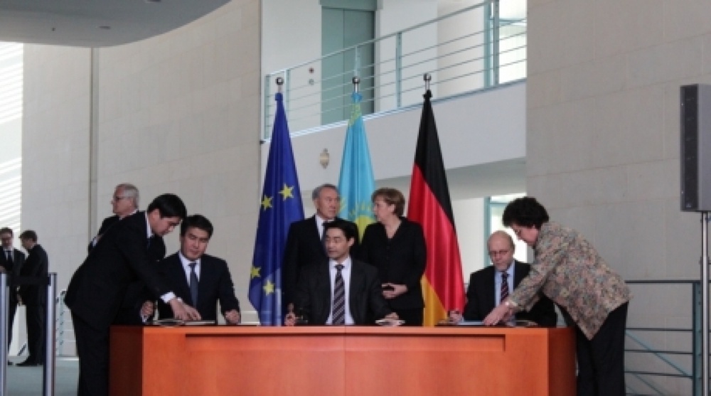 Signing the agreement between Kazakhstan and Germany on partnership in energy, industry and technology. Photo by Renat Tashkinbayev©
