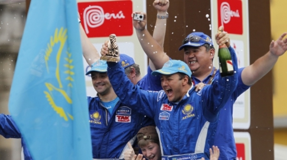 Astana team celebrating bronze medals in Dakar-2012 race. ©REUTERS/Mariana Bazo