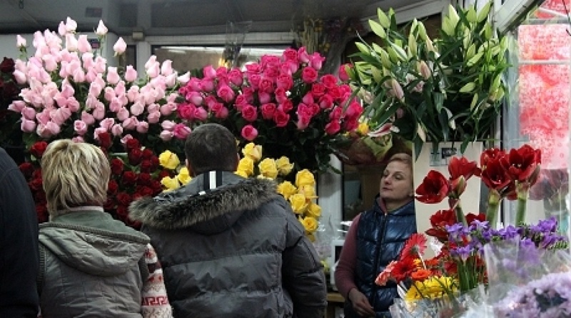 People are buying flowers prior to March 8 holiday. ©Yaroslav Radlovskiy