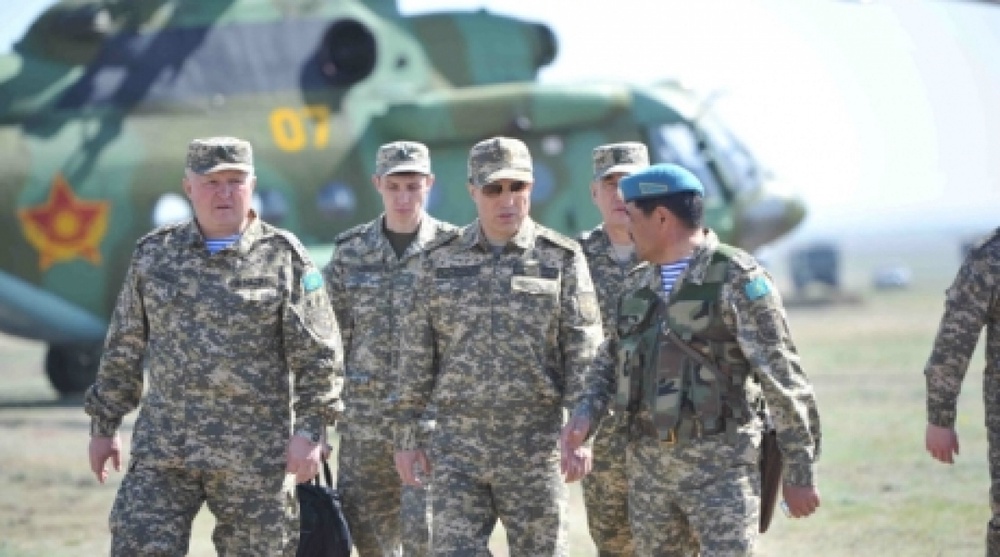 Kazakhstan Defense Minister accompanied by subordinates. Photo courtesy of Kazakhstan Defense Ministry's press-service
