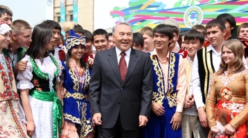 Nursultan Nazarbayev with the performers. Photo © Yaroslav Radlovskiy
