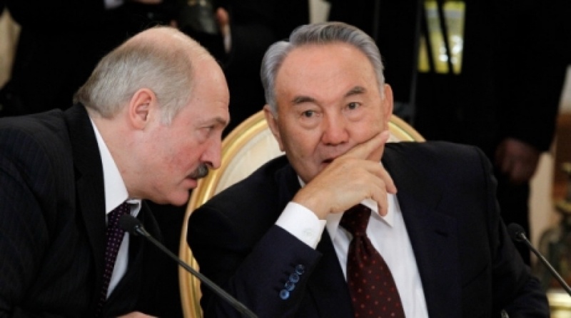 Belarus President Aleksander Lukashenko (L) and Kazakhstan President Nursultan Nazarbayev (R). ©RIA Novosti