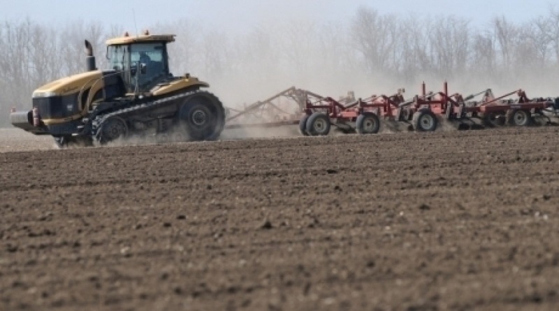Tractor is digging up the soil before the sowing. ©RIA Novosti