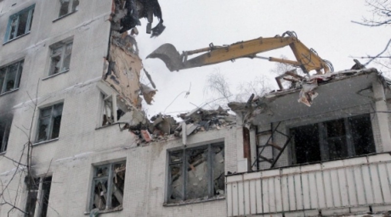 Demolishing old housing. ©RIA Novosti