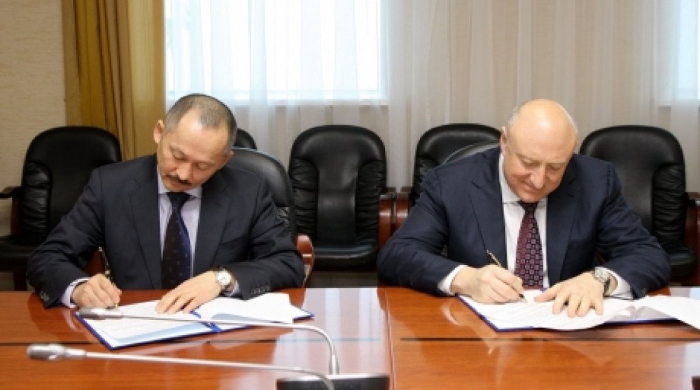 Signing of the memorandum. Photo courtesy of press-service of KazTemirTrans