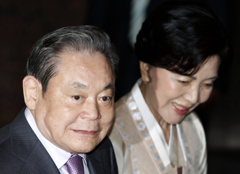 Samsung Electronics chairman Lee Kun-Hee (L) and his wife Hong Ra-Hee (R). ©REUTERS