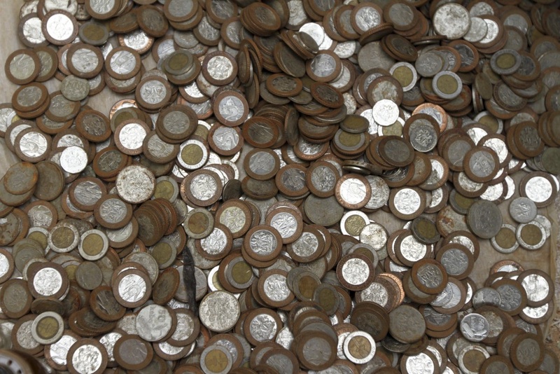 Nigerian coins. ©REUTERS/Akintunde Akinleye