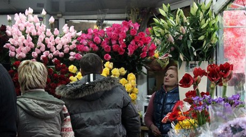Selling of flowers in Almaty. ©Yaroslav Radlovsky