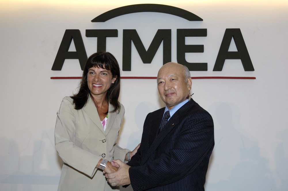 Anne Lauvergeon (L), CEO of French nuclear power engineering group Areva and Japan's Mitsubishi Heavy Industries President Kazuo Tsukuda. ©REUTERS/Gonzalo Fuentes 