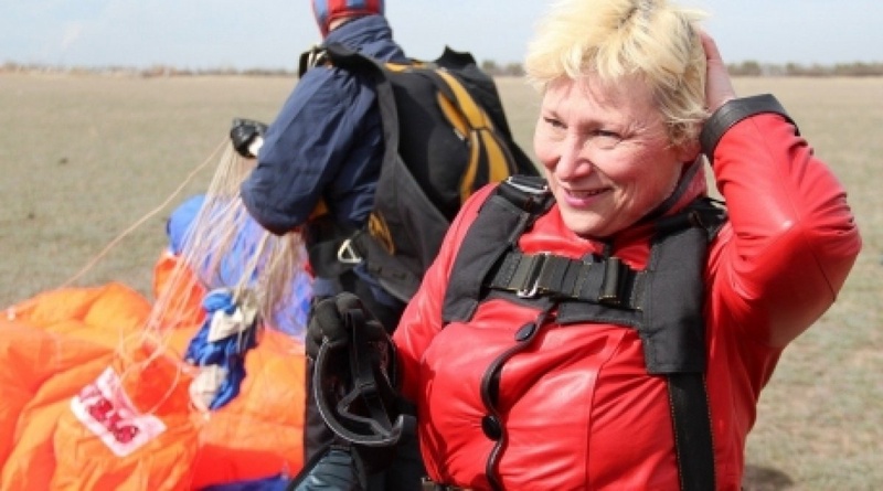 Tatyana Khomutova supported the retirement reform by skydiving. Photo by Rizabek Issabekov©