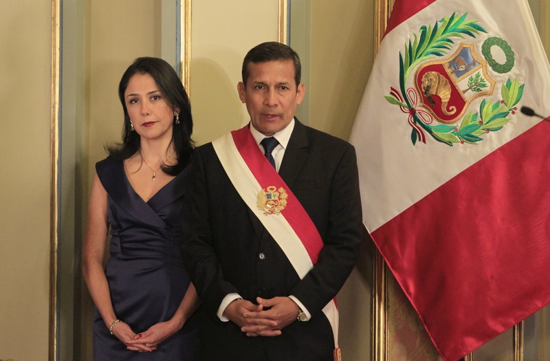 Peru's First Lady Nadine Heredia stands next to her husband President Ollanta Humala. ©REUTERS/Enrique Castro-Mendivil 