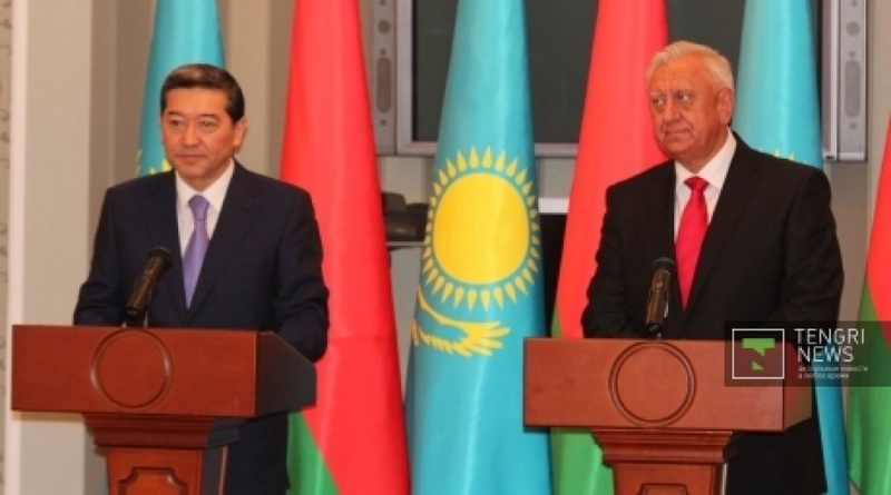Kazakhstan Prime-Minister Serik Akhmetov (L) and Belarus Prime-Minister Mikhail Myasnikovich (R). Photo by Maksim Popov©