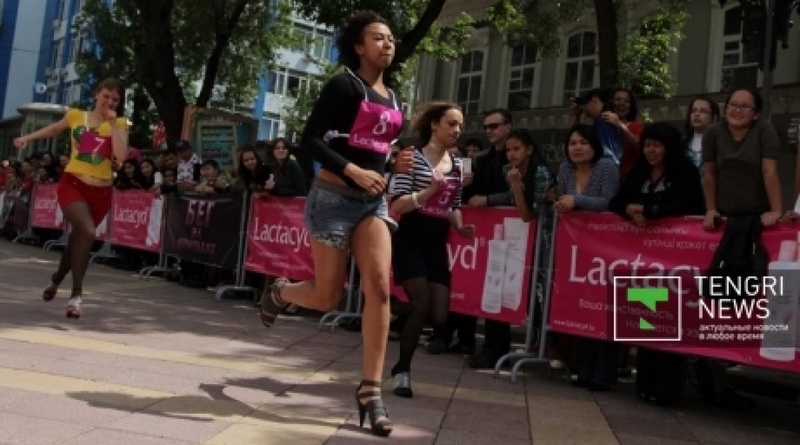 More thant 25 girls celebrated May 1 running on high heels. ©Vladimir Prokopenko