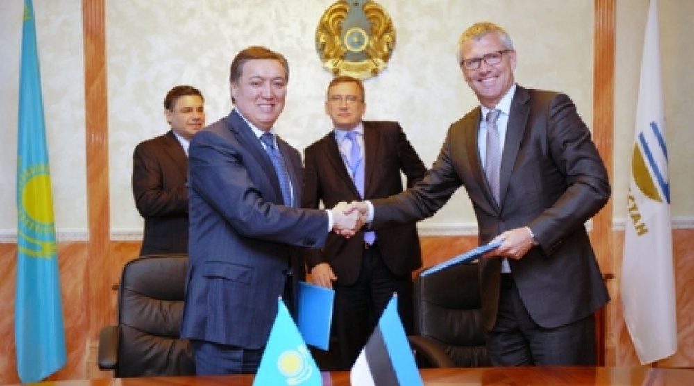 The document was signed by president of Kazakhstan Temir Zholy Askar Mamin and chairman of AS Vopak E.O.S. Ltd Arnaut Lugtmeyer. Photo courtesy of Kazakhstan Temir Zholy©