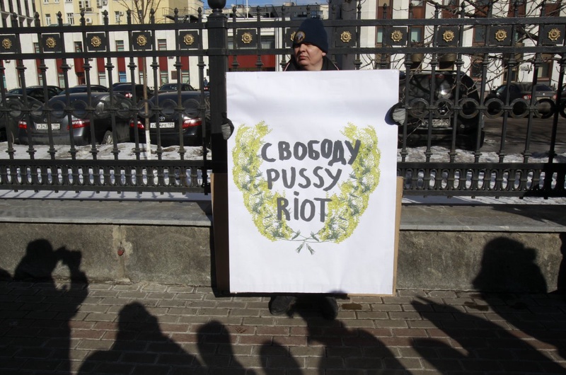 Placard reads "Free Pussy Riot". ©REUTERS/Sergei Karpukhin 