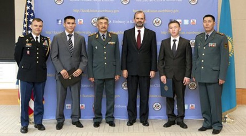 U.S. Ambassador to Kazakhstan Kenneth J. Fairfax passed the enrollment certificates. ©mod.gov.kz