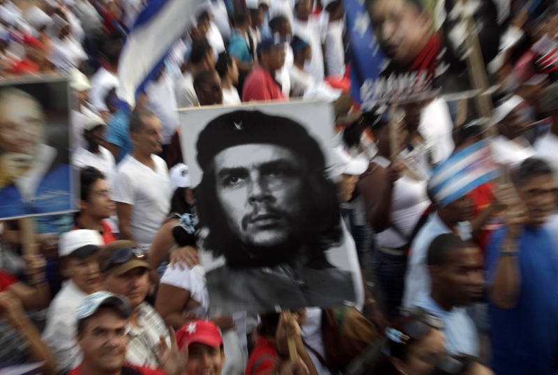 People carry an image of revolution leader Che Guevara. ©REUTERS/Enrique De La Osa 