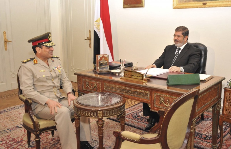 Egypt's President Mohamed Mursi (R) meets with Defence Minister General Abdel Fattah al-Sisi. ©REUTERS/Egyptian Presidency/Handout 