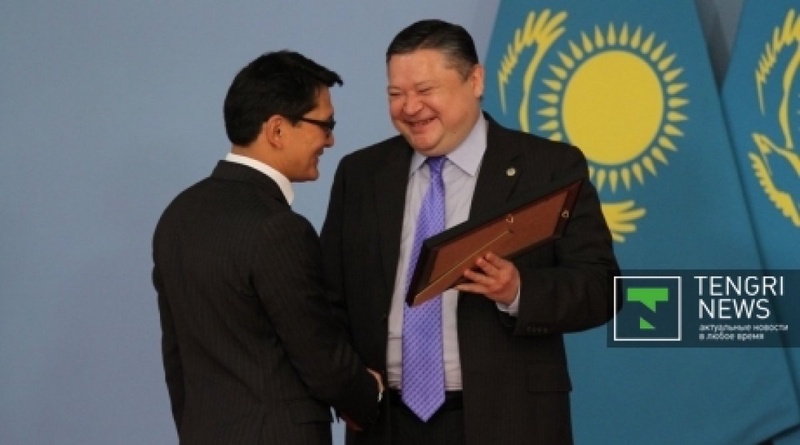 Kazakhstan Secretary-of-State Marat Tazhin passes President's commendation to President of Alash Media Group Batyr Kazybayev. Photo by Marat Abilov©