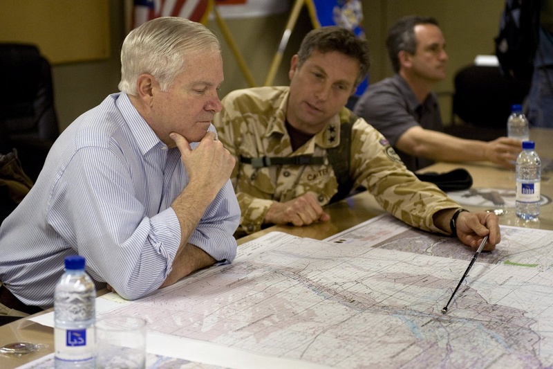 US Secretary of Defense Robert Gates (L) speaks with RC South Commander Major General Nick Carter. ©REUTERS/Jim Watson/Pool 