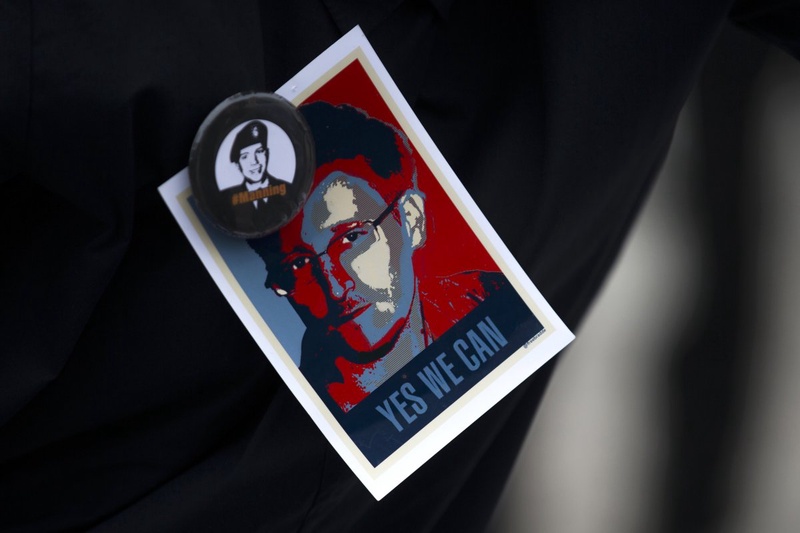 Stickers in support of former U.S. spy agency contractor Edward Snowden and US Army Private First Class Bradley Manning. ©REUTERS/Thomas Peter 