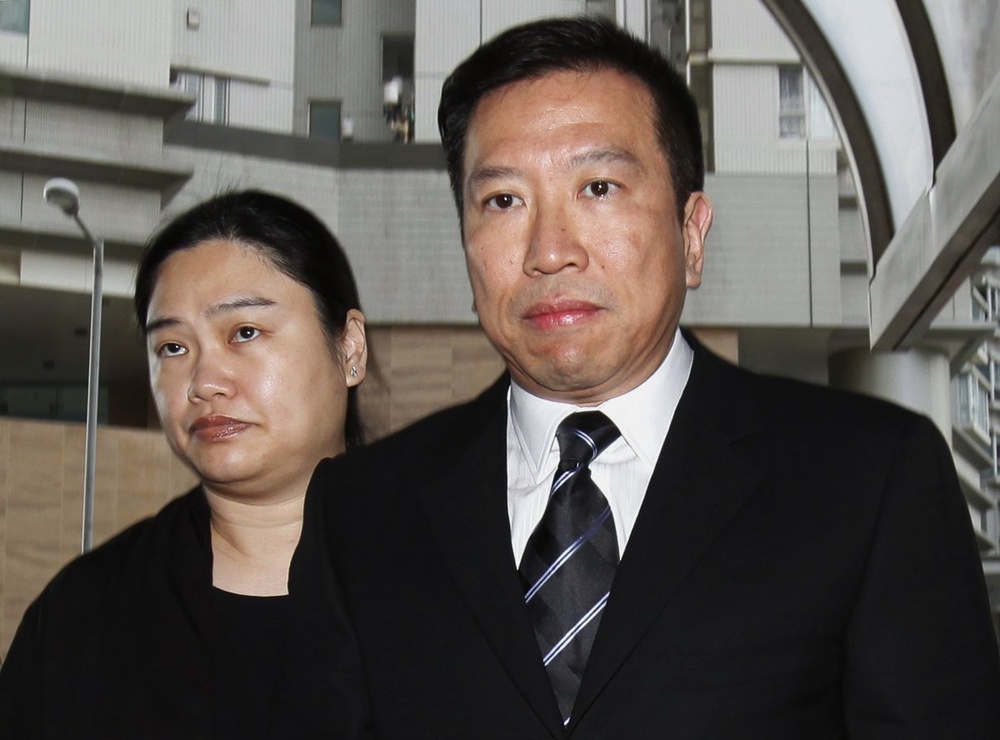 Feng shui master Tony Chan Chun-chuen (R) and his wife Tam Miu-ching arrive at a court. ©REUTERS/Bobby Yip
