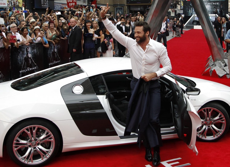 Actor Hugh Jackman waves as he arrives at the UK Premiere of "The Wolverine". ©REUTERS/Luke MacGregor 