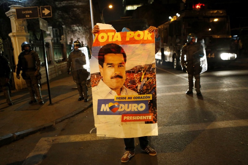 A demonstrator holds up a banner that reads "(Nicolas) Maduro (Venezuela's) President" during a protest against Henrique Capriles. ©REUTERS/Ivan Alvarado 