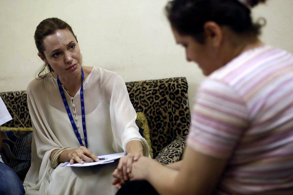 UNHCR Goodwill Ambassador Angelina Jolie listens as an Iraqi refugee woman. ©REUTERS/S.Malkawi/UNHCR