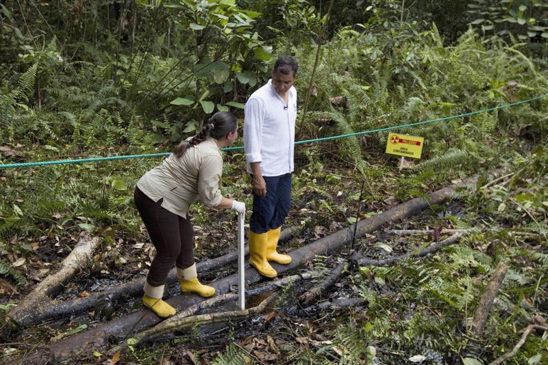 Ecuador's President Rafael Correa walks close to a contaminated oil pool, said to be caused by Chevron-Texaco. ©Reuters/Guillermo Granja 