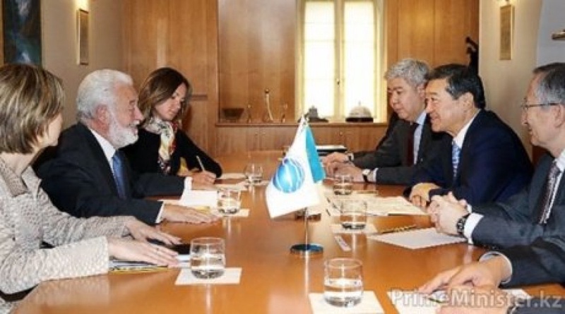 Kazakhstan Prime-Minister Serik Akhmetov met with BIE Secretary General Vicente Loscertales. ©primeminister.kz