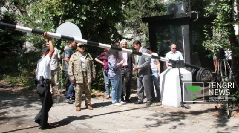 Checkpoint at the entrance of the House of Army in Almaty. Photo by Alisher Akhmetov©